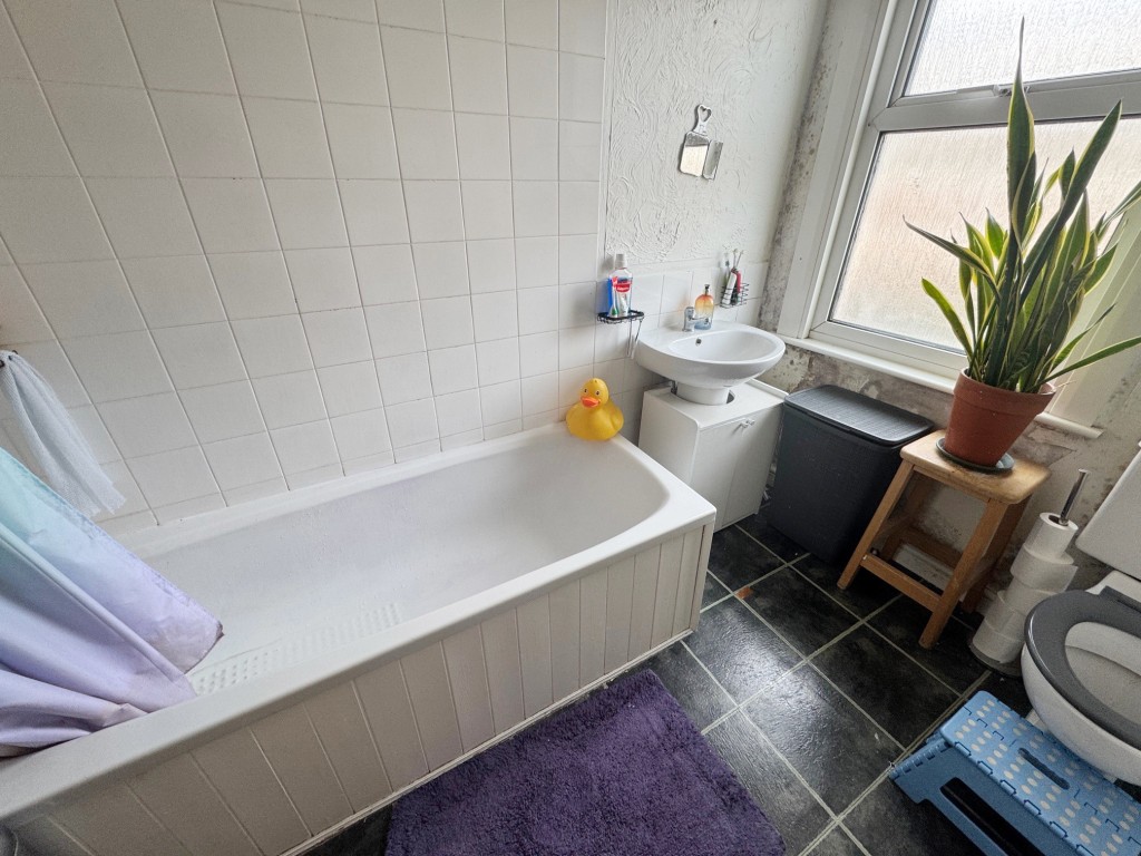 Lot: 28 - FREEHOLD TERRACE HOUSE INVESTMENT - Bathroom